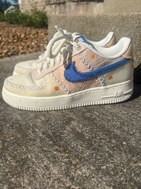 Nike Low-Top Sneakers in Cream, Peach & Blue